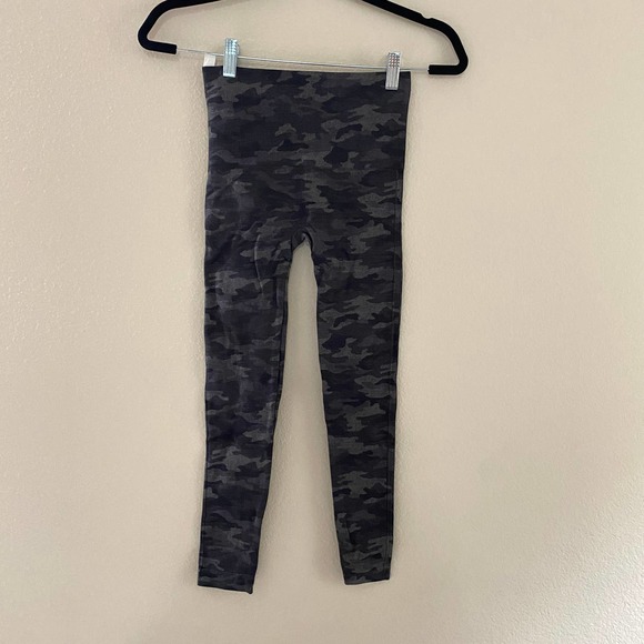 Spanx Look At Me Now Leggings in Black Camo sz XS - Picture 5 of 5
